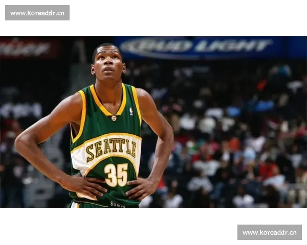 杜兰特神级操作回顾，突破防守轻松得分再现篮球场上绝对统治力